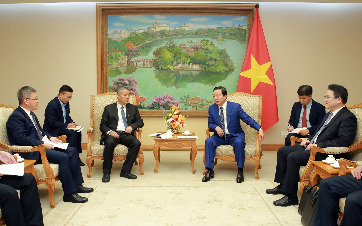 Vietnam seeks to accelerate strategic railway projects with China